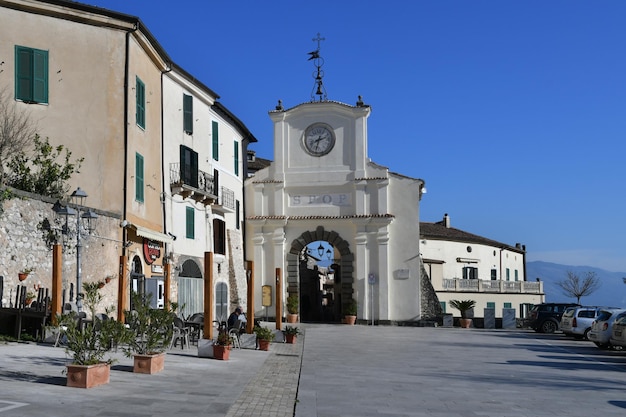 A pequena praça de Prossedi, uma aldeia medieval no Lazio, na Itália