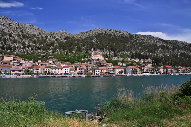 A pequena vila na costa do mar Adriático, Croácia