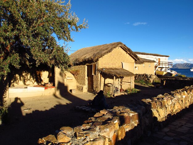 A pequena vila no lago Titicaca nos Andes Copacabana Bolívia