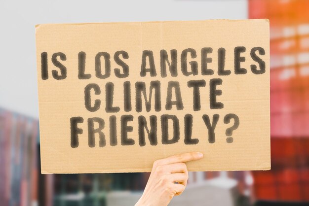 A pergunta é Los Angeles favorável ao clima está em um banner nas mãos dos homens com fundo desfocado Equipe de apoio Ativista Urban Sunset Carbono Ecologia Energia Novo Aquecimento Limpo Resíduos