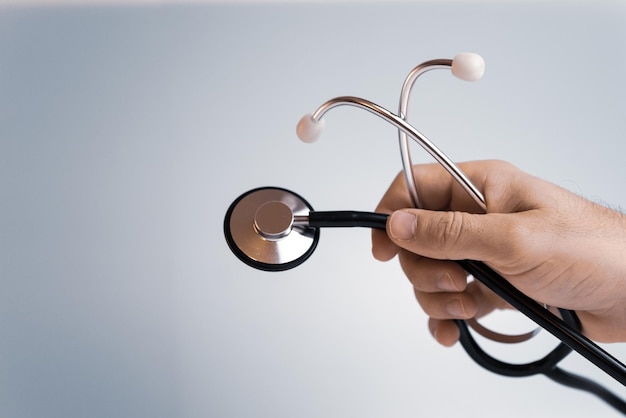 Foto a person holding a stethoscope that says the stethoscope