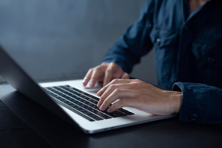 Foto a pessoa está usando laptops trabalhando ou estudando on-line em casa empresário usando laptop trabalhando fora do escritório