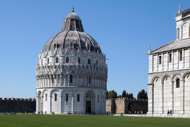 A piazza dei miracoli com o batistério de pisa e a catedral de pisa