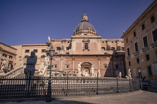 A Piazza Pretoria, também chamada de Piazza della Vergogna, está localizada na orla do distrito de Kalsa, perto da esquina do Cassaro com a Via Maqueda