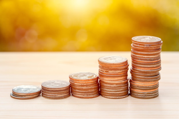 A pilha de moedas aumenta o conceito de conta de negócios de economia de dinheiro