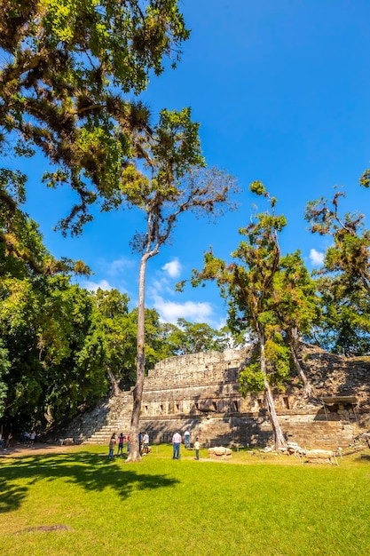 A pirâmide astronômica de Copan Ruinas vista de longe Honduras