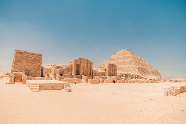 A pirâmide de degraus em Saqqara é o mais antigo edifício de pedra sobrevivente do mundo Construído pelo arquiteto Imhotep em Saqqara para o enterro do faraó Djoser por volta de 2650 aC