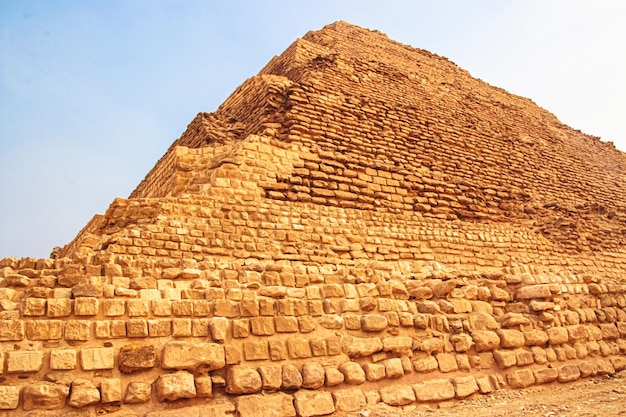 A Pirâmide de Djoser a primeira pirâmide erguida no deserto do Saara Pirâmide de degraus do Egito em Saqqara