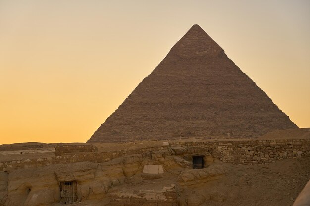 A pirâmide de Khafre em uma névoa enevoada com ruínas em primeiro plano
