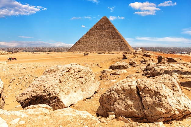 A pirâmide de Quéops e pedras no deserto de Gizé, Egito.