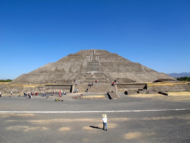 A pirâmide do sol em ruínas antigas dos astecas Teotihuacan México