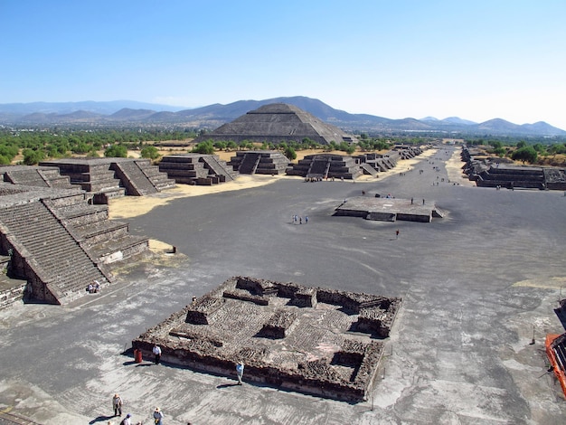 A pirâmide do sol em ruínas antigas dos astecas Teotihuacan México