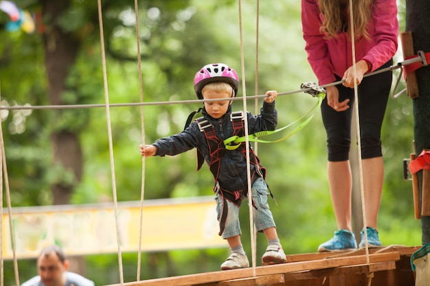 A pista de obstáculos no parque de aventura