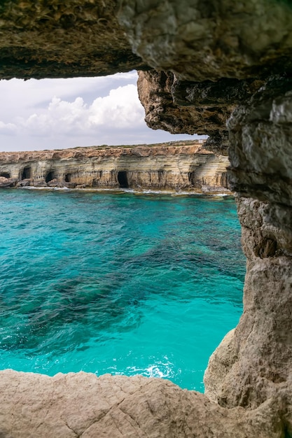 A pitoresca caverna está localizada nas margens do Mar Mediterrâneo