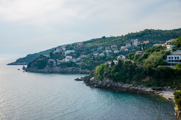 A pitoresca cidade está localizada na encosta costeira da montanha