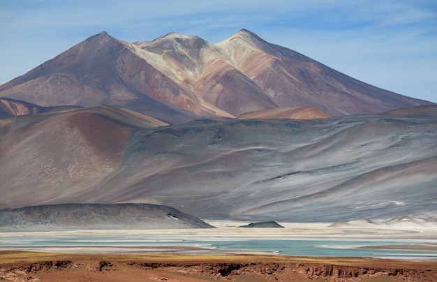 A pitoresca montanha Cerro Medano com Salar de Talar Salt Lake, deserto de Atacama, Chile