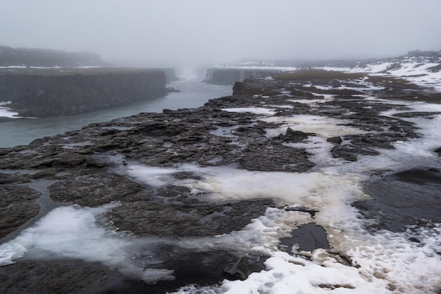 A pitoresca paisagem de outono de Selfoss no norte da Islândia