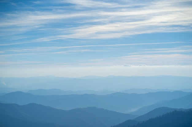 A pitoresca paisagem montanhosa de nevoeiro