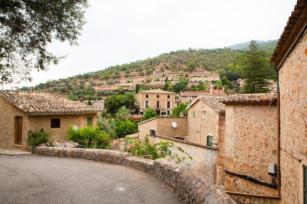 A pitoresca vila espanhola de Deia, na Espanha de Maiorca