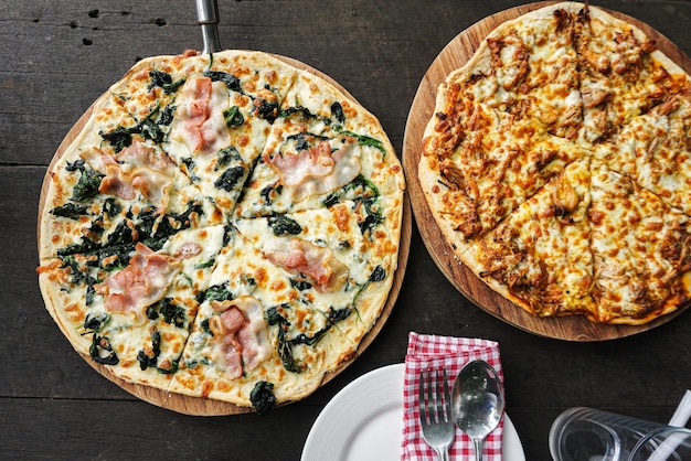 Foto a pizza caseira em cima da mesa