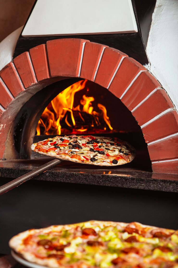 Foto a pizza italiana é assada em forno a lenha.