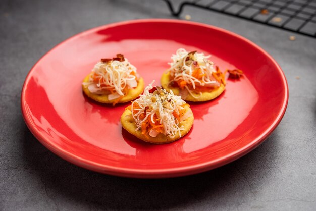 A pizza Papdi é um pequeno bocado de comida, o lanche favorito das crianças indianas.