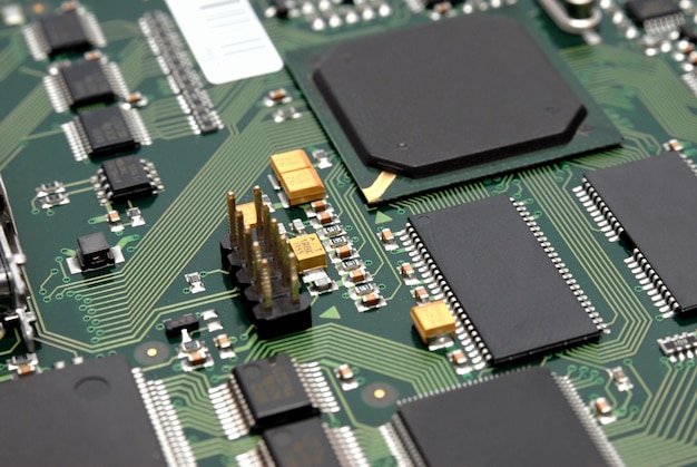 A placa de circuito impresso com resistores e condensadores de chips de computador