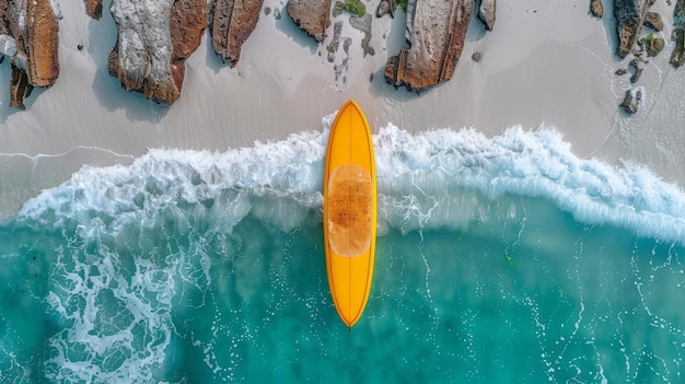 Foto a placa de surf em cima da praia no domingo