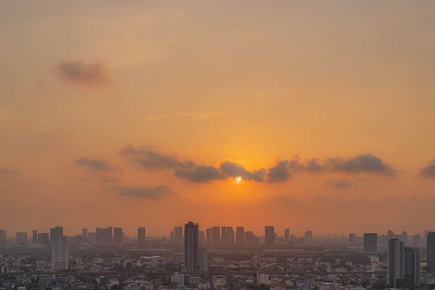 A poeira da PM 25 em Bangkok A cidade capital está coberta por forte poluição Pôr do sol no centro da cidade com poluição do ar ruim, o local para o risco de câncer