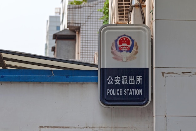 A polícia chinesa assina na entrada de uma delegacia de Shanghai39