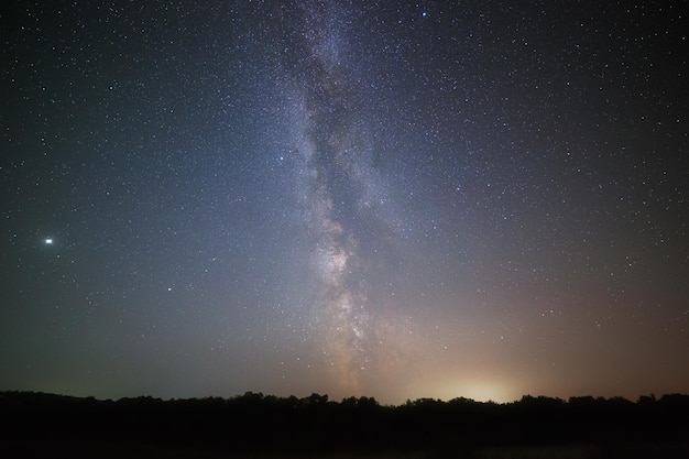 A poluição luminosa no céu torna difícil observar as estrelas, Júpiter e a Via Láctea.