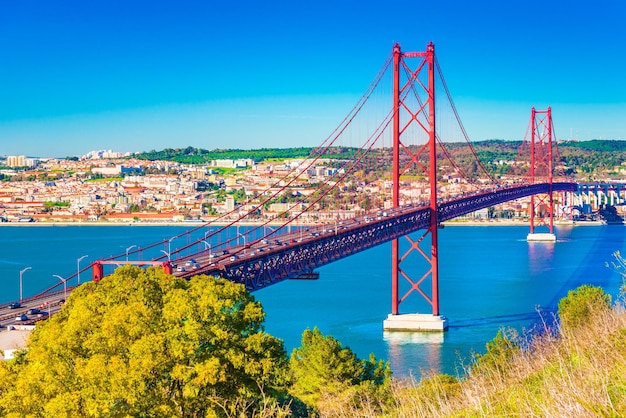 A Ponte 25 de Abril (Ponte 25 de Abril) em Lisboa, Portugal. Vista de Almada