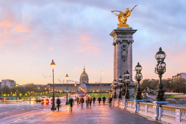 A ponte Alexandre III sobre o rio Sena, em Paris, França, ao nascer do sol