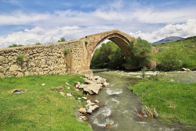 A ponte antiga nas montanhas do Cáucaso, Armênia