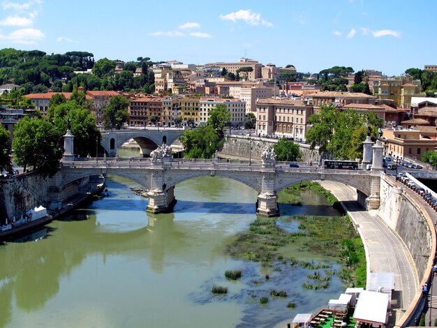 A ponte através do tibre roma itália