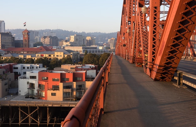 A ponte da Broadway em Portland pintada de vermelho