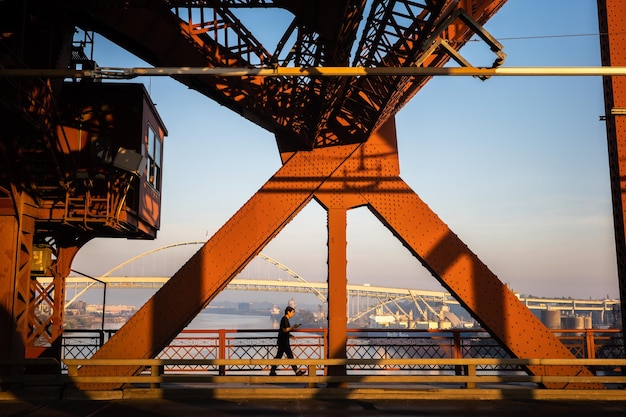 A ponte da Broadway em Portland pintada de vermelho