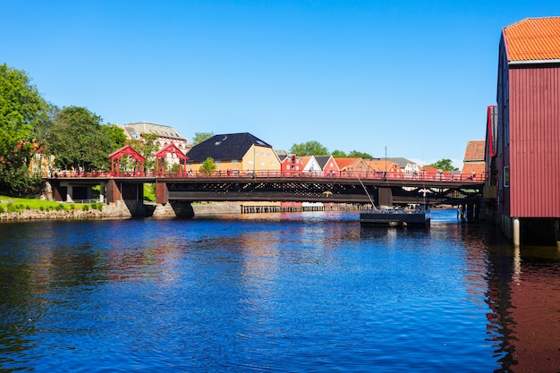 A ponte da cidade velha ou gamle bybro ou bybroa é uma ponte que cruza o rio nidelva em trondheim, na noruega