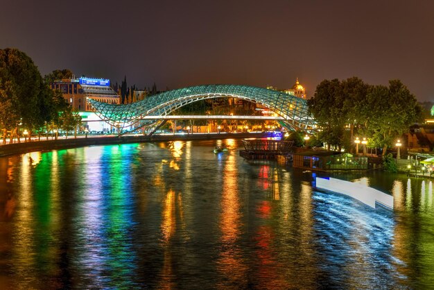 Foto a ponte da paz em tbilisi uma ponte pedonal sobre o rio mtkvari em tbilisi, geórgia