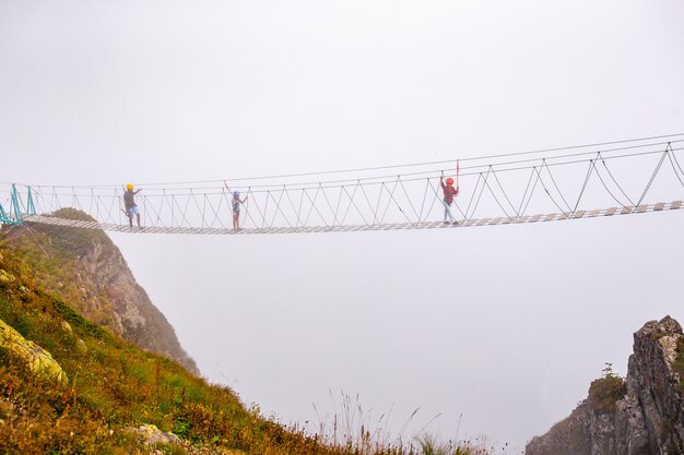 A ponte de corda no topo da montanha de Rosa Khutor, Rússia