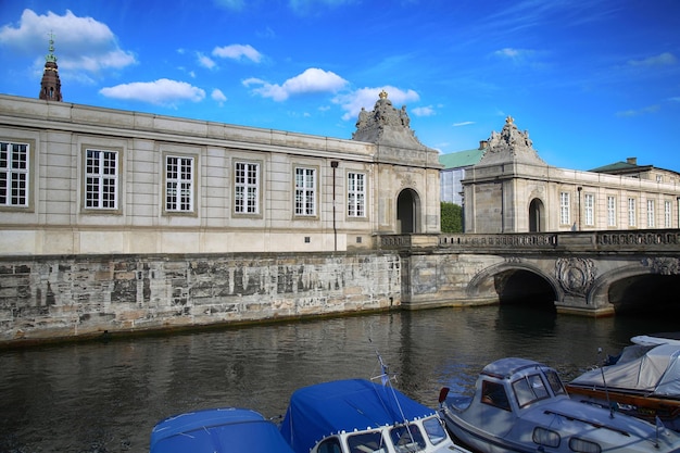 A ponte de mármore sobre o canal Christiansborg Palace em Copenhague Dinamarca