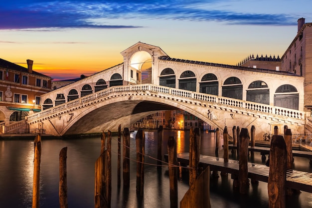 Foto a ponte de rialto em veneza, visão noturna