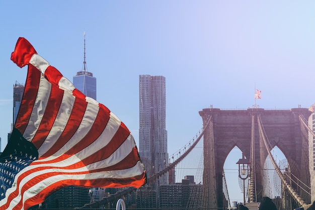 A ponte do brooklyn em nova york é uma das pontes suspensas mais antigas dos estados unidos