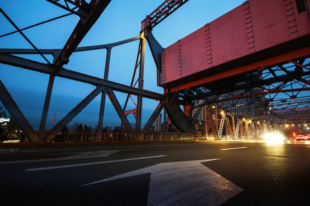 A ponte do marco em Tianjin, China - ponte de Jiefang