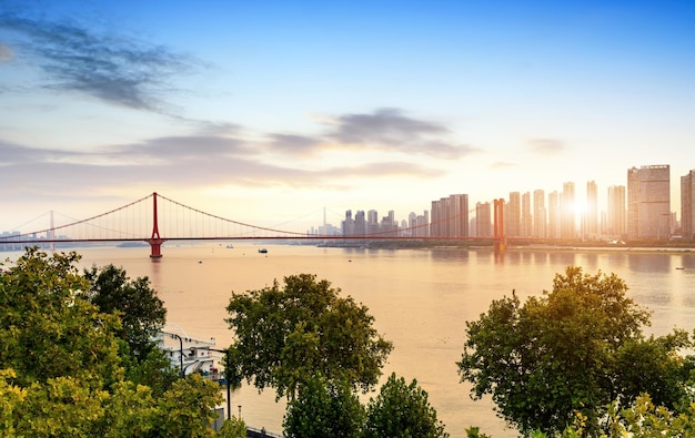 A Ponte do Rio Yangtze e arranha-céus ao longo do rio Wuhan, China