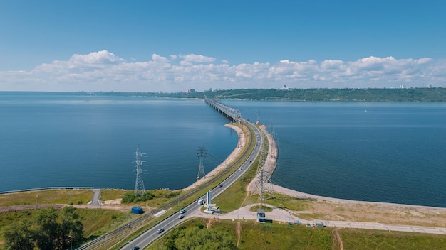 Foto a ponte imperial é uma ponte combinada de automóveis e ferrovias sobre o reservatório de kuibyshev do rio volga, na cidade de ulyanovsk