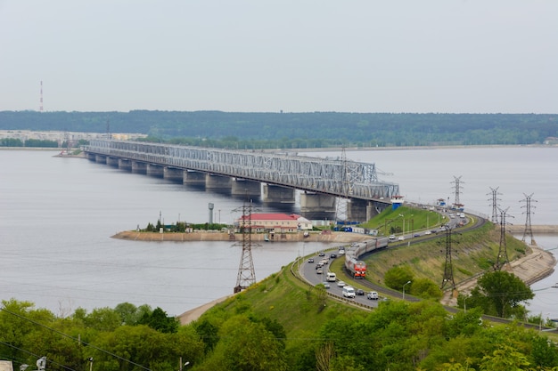A ponte imperial sobre o Volga. Uma ponte sobre o rio Volga na primavera em Ulyanovsk, Rússia. A vista do topo do aterro do Volga em Ulyanovsk.