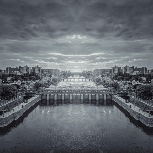 A ponte na cidade de Assiut no Egito