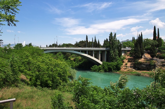 A ponte na cidade de Podgorica, Montenegro