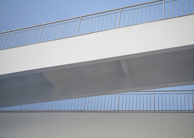 A ponte pedonal de concreto Conceito urbano abstrato arquitetônico